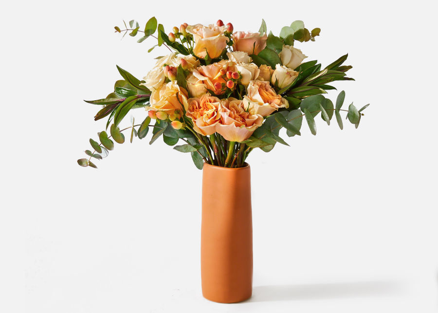 Fresh flowers not only bring color and warmth, but also bring fragrance to her home.