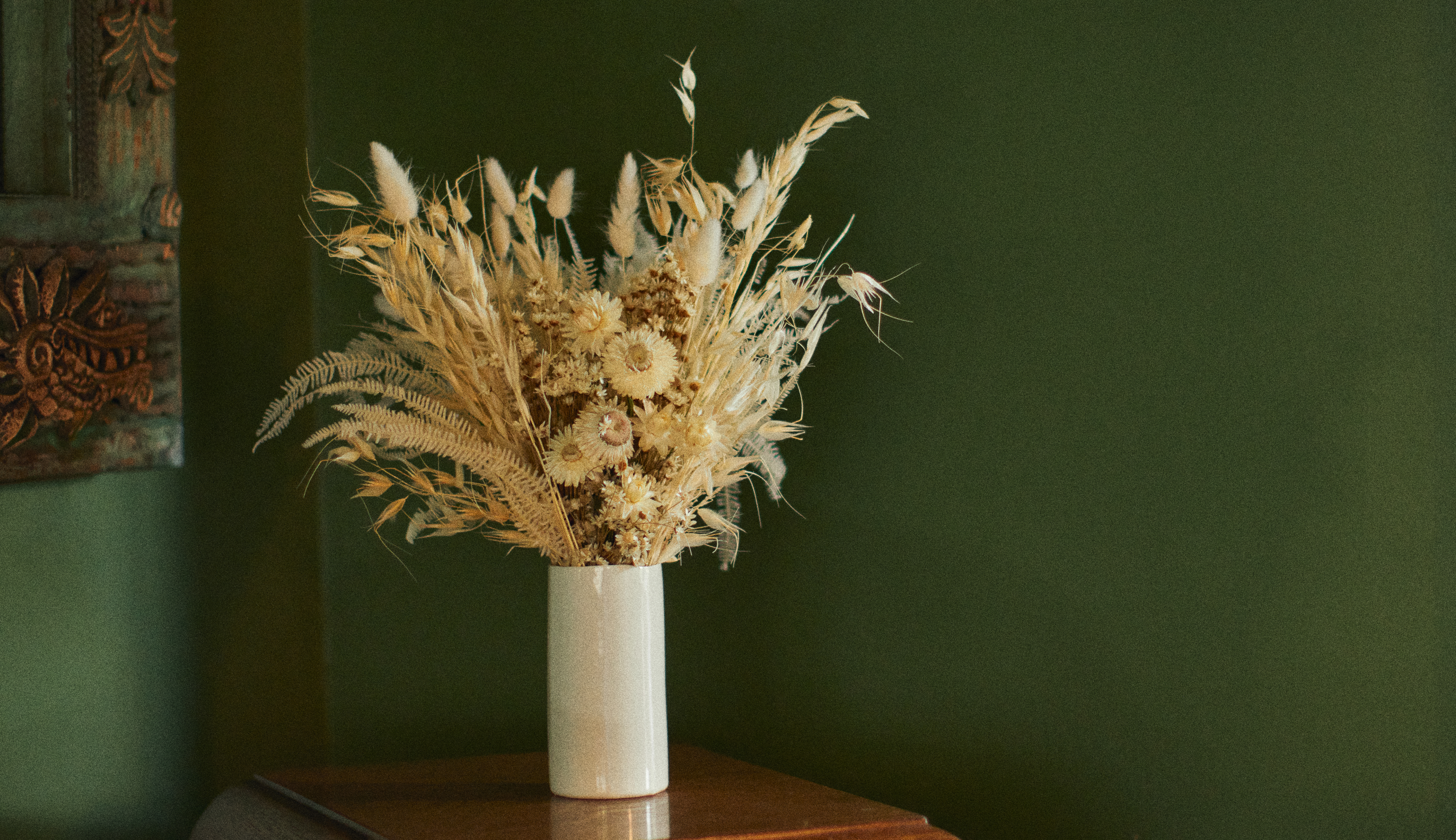 Dried bouquet against a green backdrop 