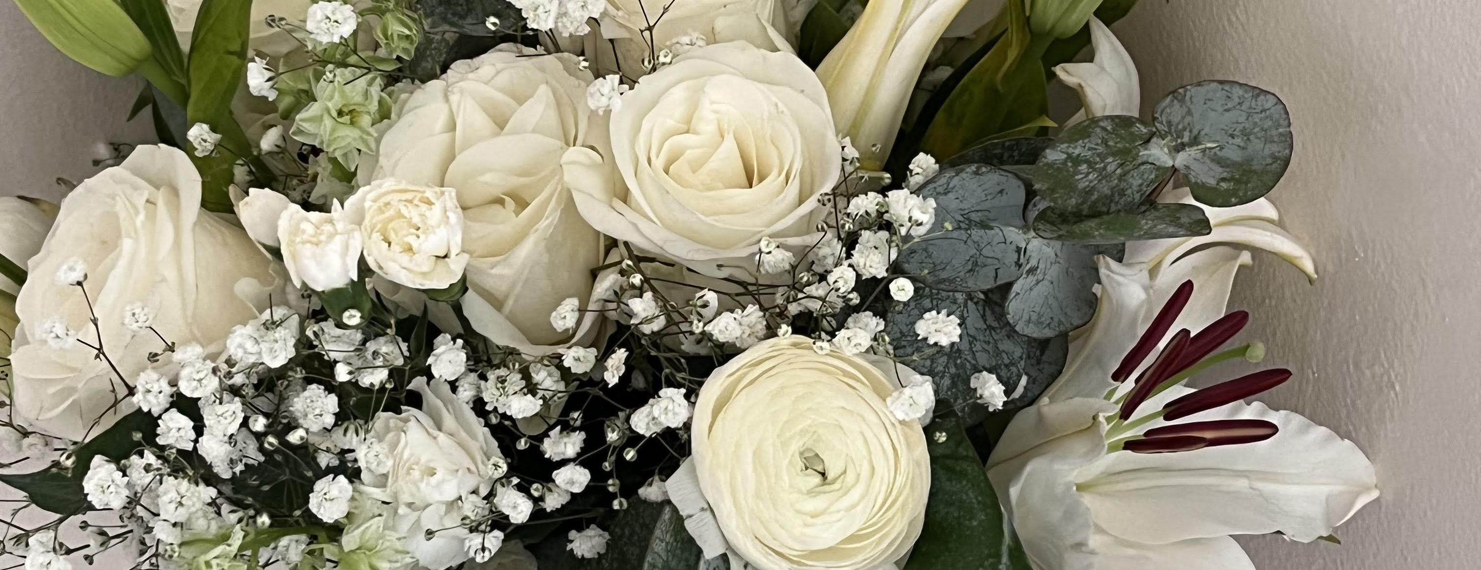 Close up of a white bouquet for a 2022 summer wedding