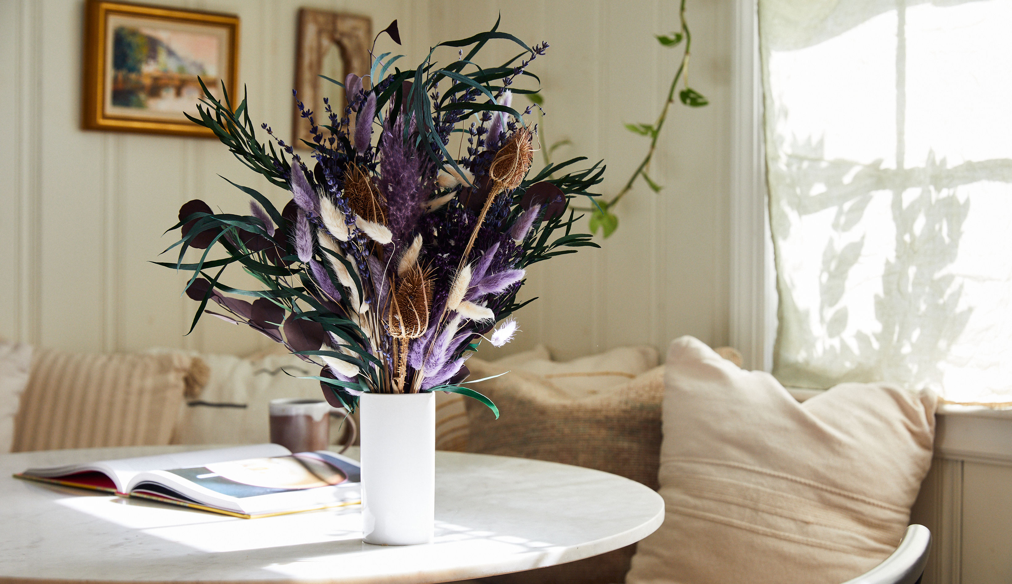 Bold dried bouquet on trend for 2022 Christmas decorating